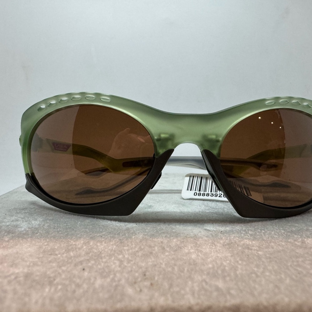Oakley PLANTARIS Sunglasses
009437-0363 Matte Transparent Fern
W/ PRIZM Tungsten